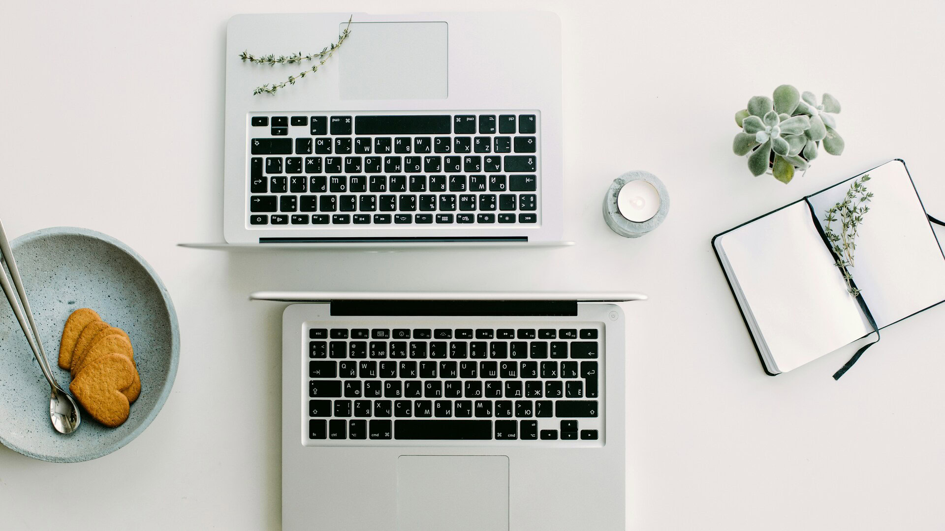 espace de travail minimaliste avec deux ordinateurs portables