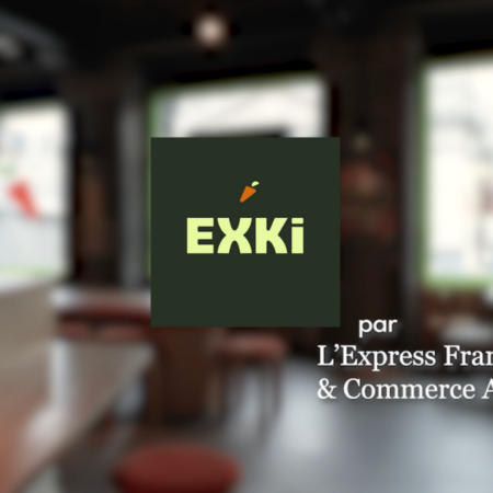 logo exki et carotte sur fond café flou