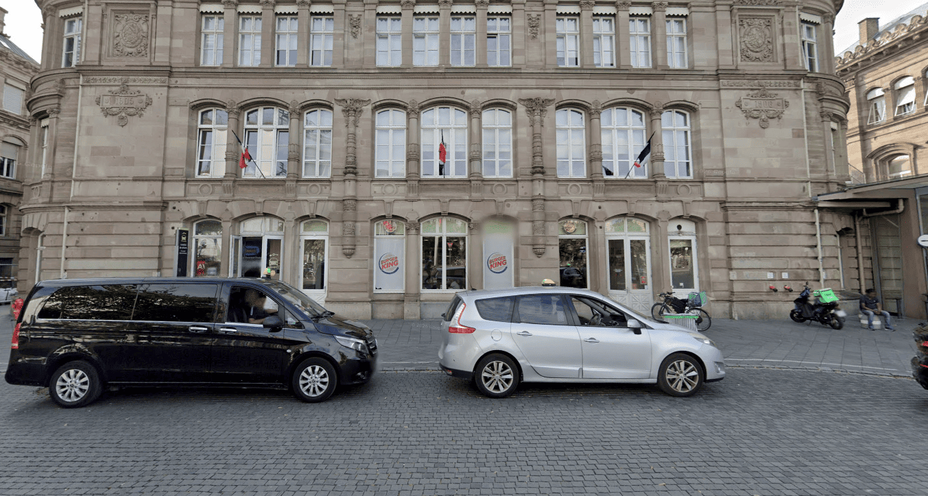 façade historique avec burger king et livraisons urbaines