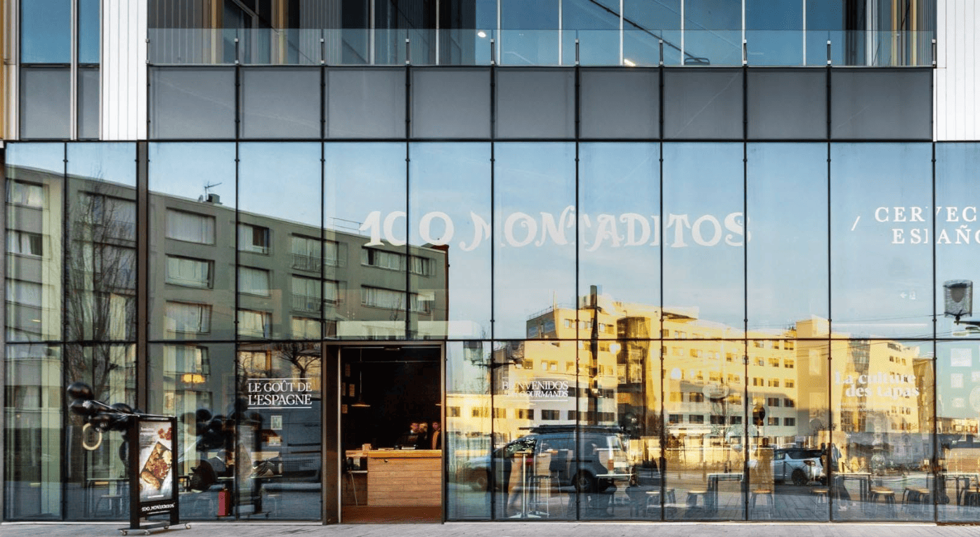 reflets urbains sur la façade vitrée 100 montaditos