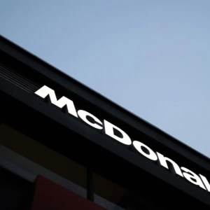 enseigne mcdonalds minimaliste sur façade angulaire