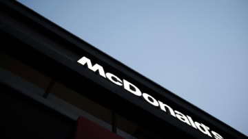 enseigne mcdonalds minimaliste sur façade angulaire