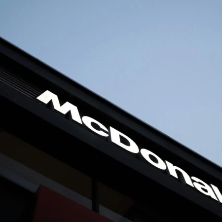 enseigne mcdonalds minimaliste sur façade angulaire