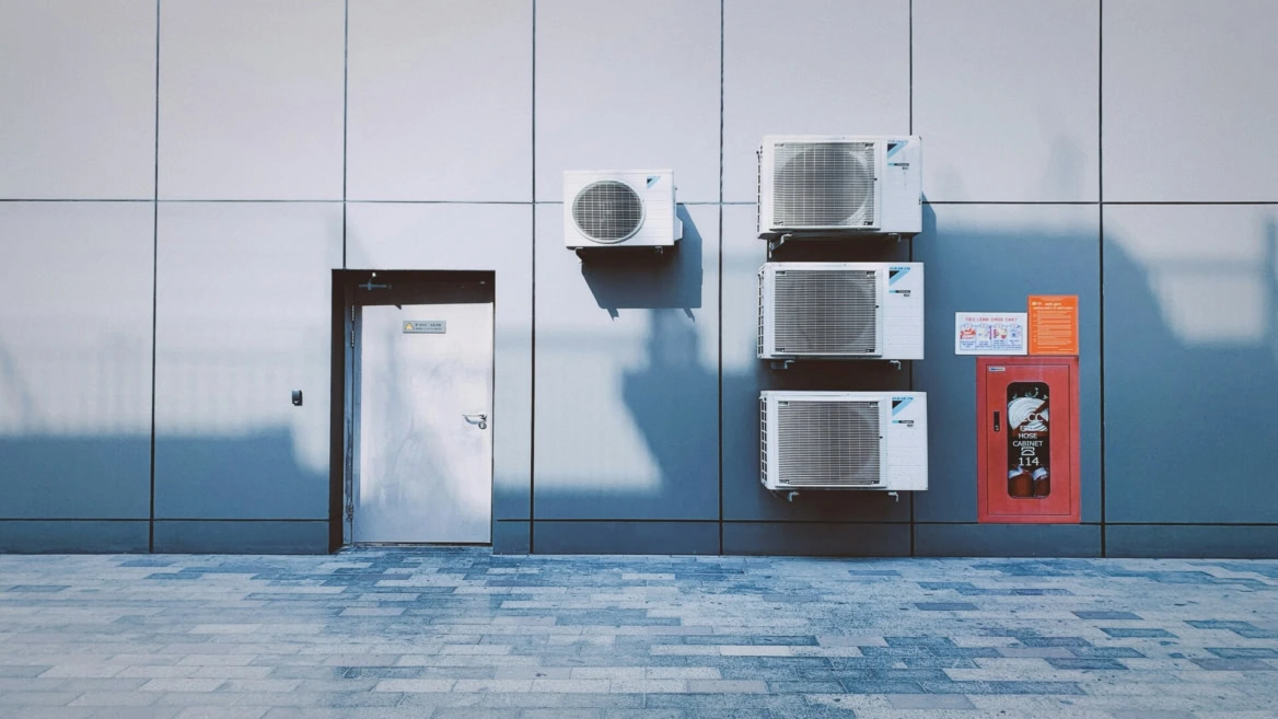 façade panneaux gris avec climatisation et armoire rouge