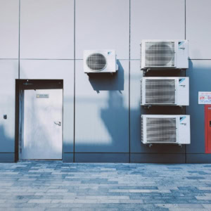 façade panneaux gris avec climatisation et armoire rouge