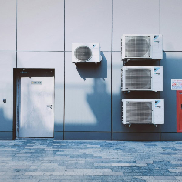 façade panneaux gris avec climatisation et armoire rouge