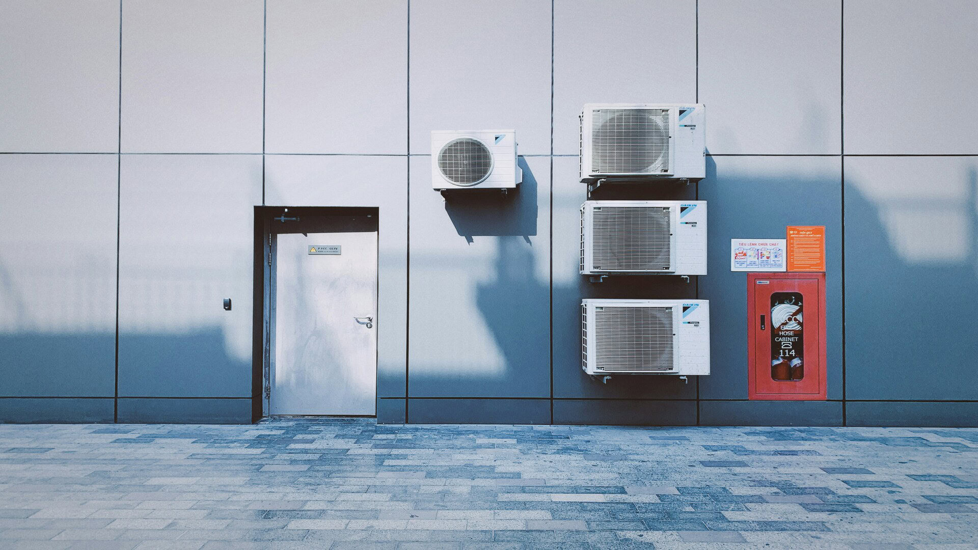 façade panneaux gris avec climatisation et armoire rouge