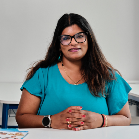 femme assise en classe prête à présenter