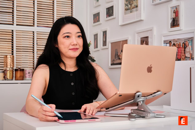 bureau à domicile : femme en télétravail créatif