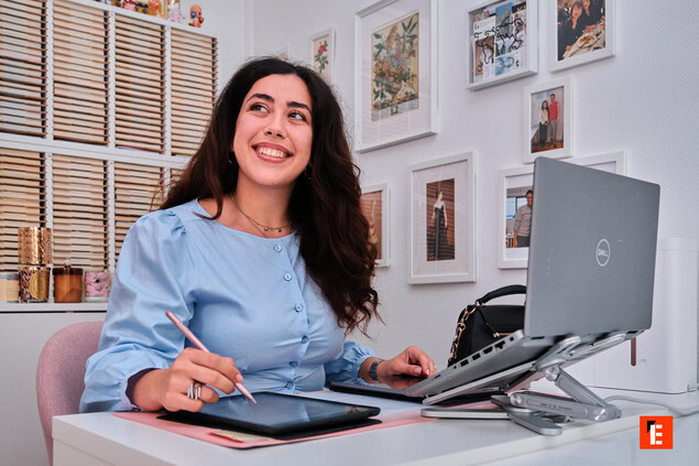 femme en télétravail créative avec tablette graphique