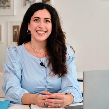 femme souriante en télétravail avec dossier kumon