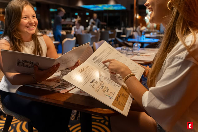 deux femmes choisissent leur menu au restaurant