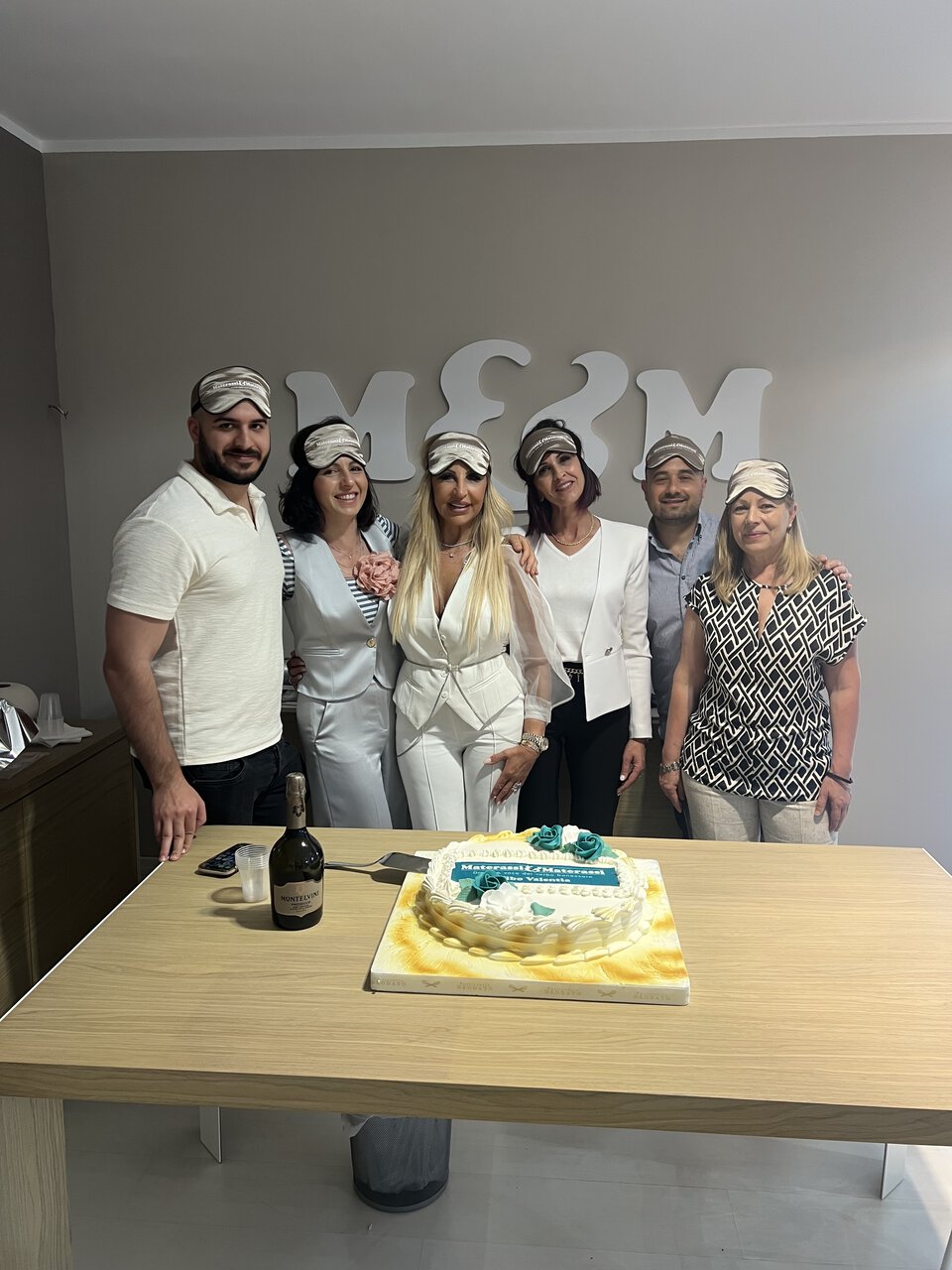 festa elegante in famiglia con torta e spumante
