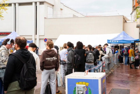 file dattente de jeunes devant tente urbaine