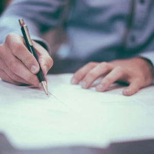 firma di documenti con penna nera