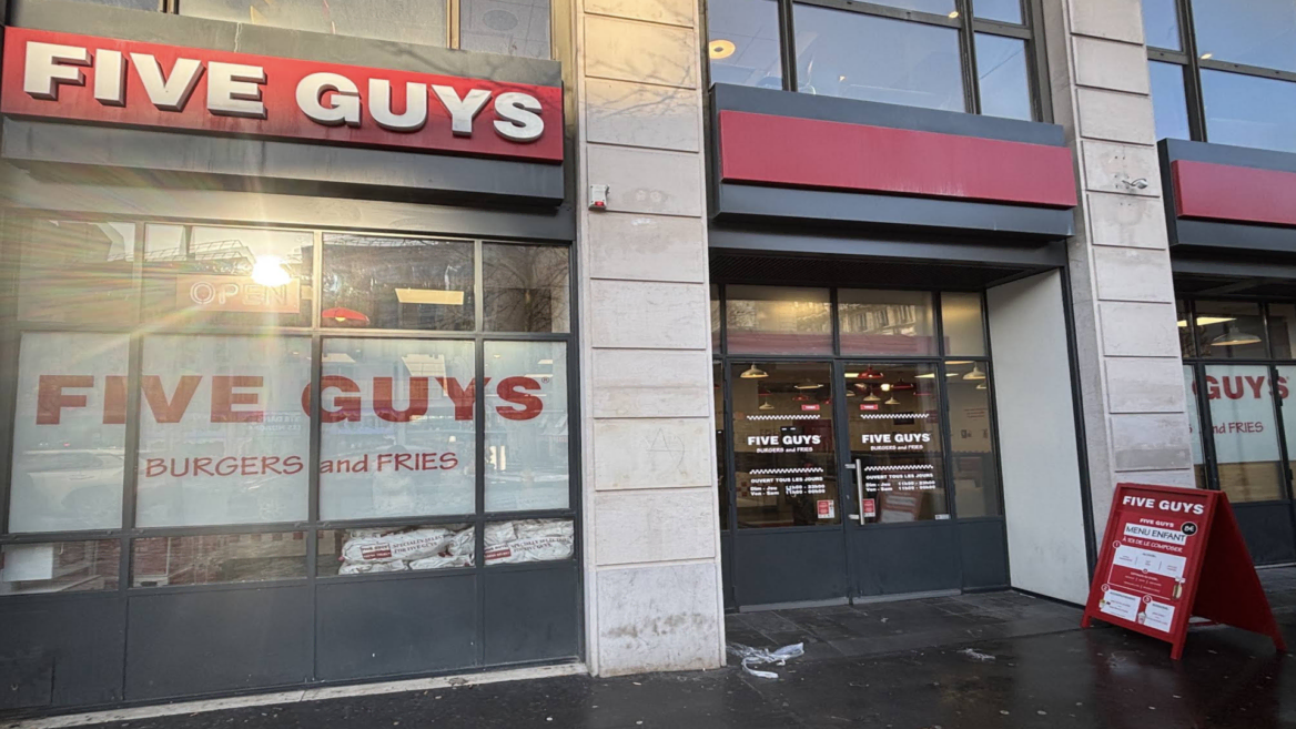 façade du five guys : burgers et frites en ville