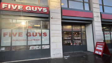 façade du five guys : burgers et frites en ville