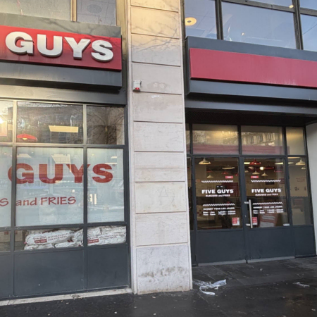 façade du five guys : burgers et frites en ville