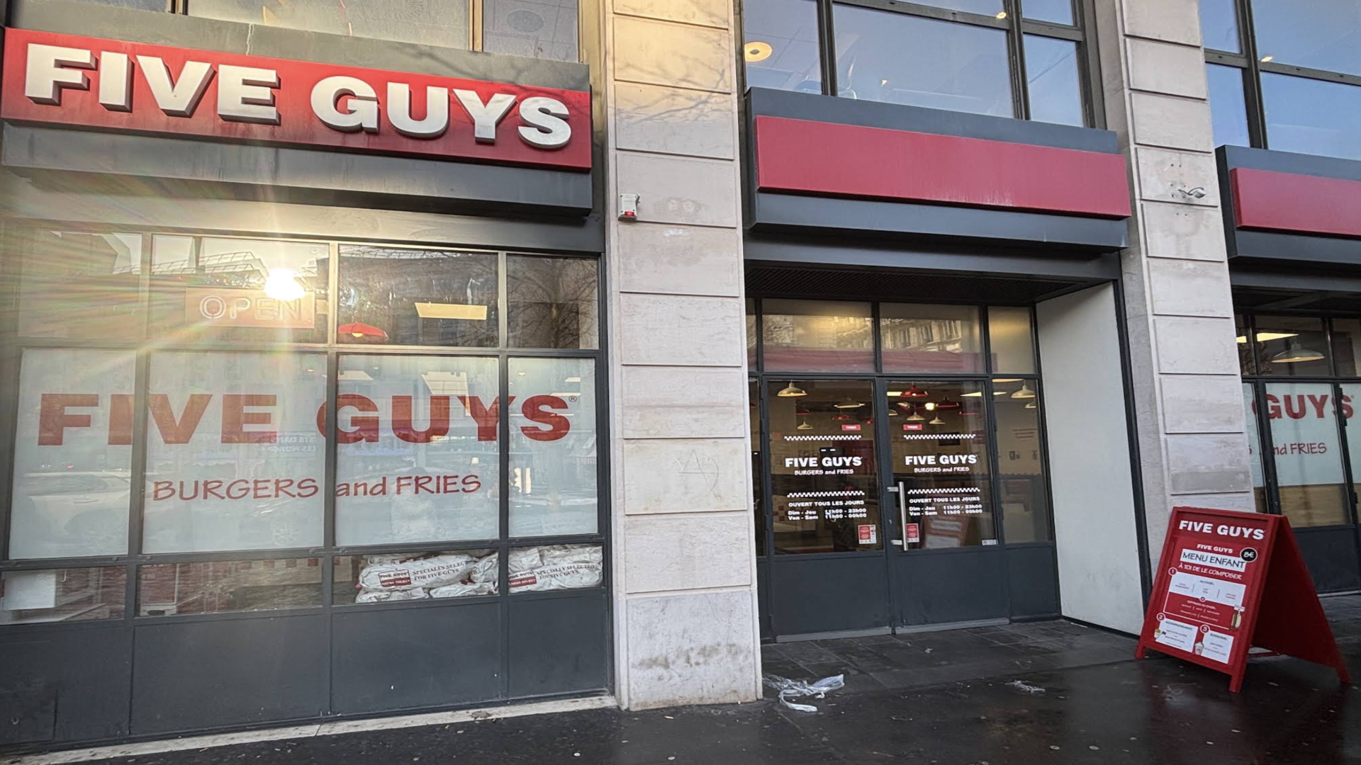 façade du five guys : burgers et frites en ville