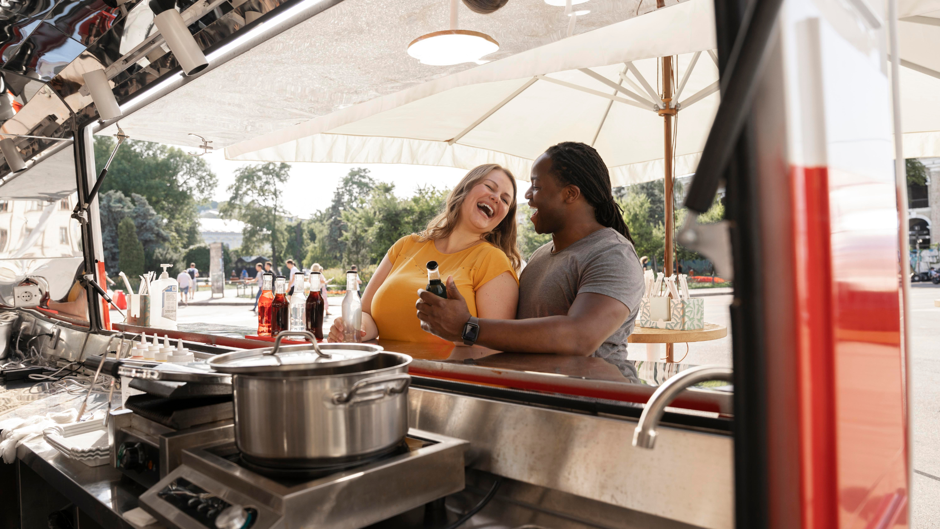 lachendes paar am sonnigen foodtruck im park