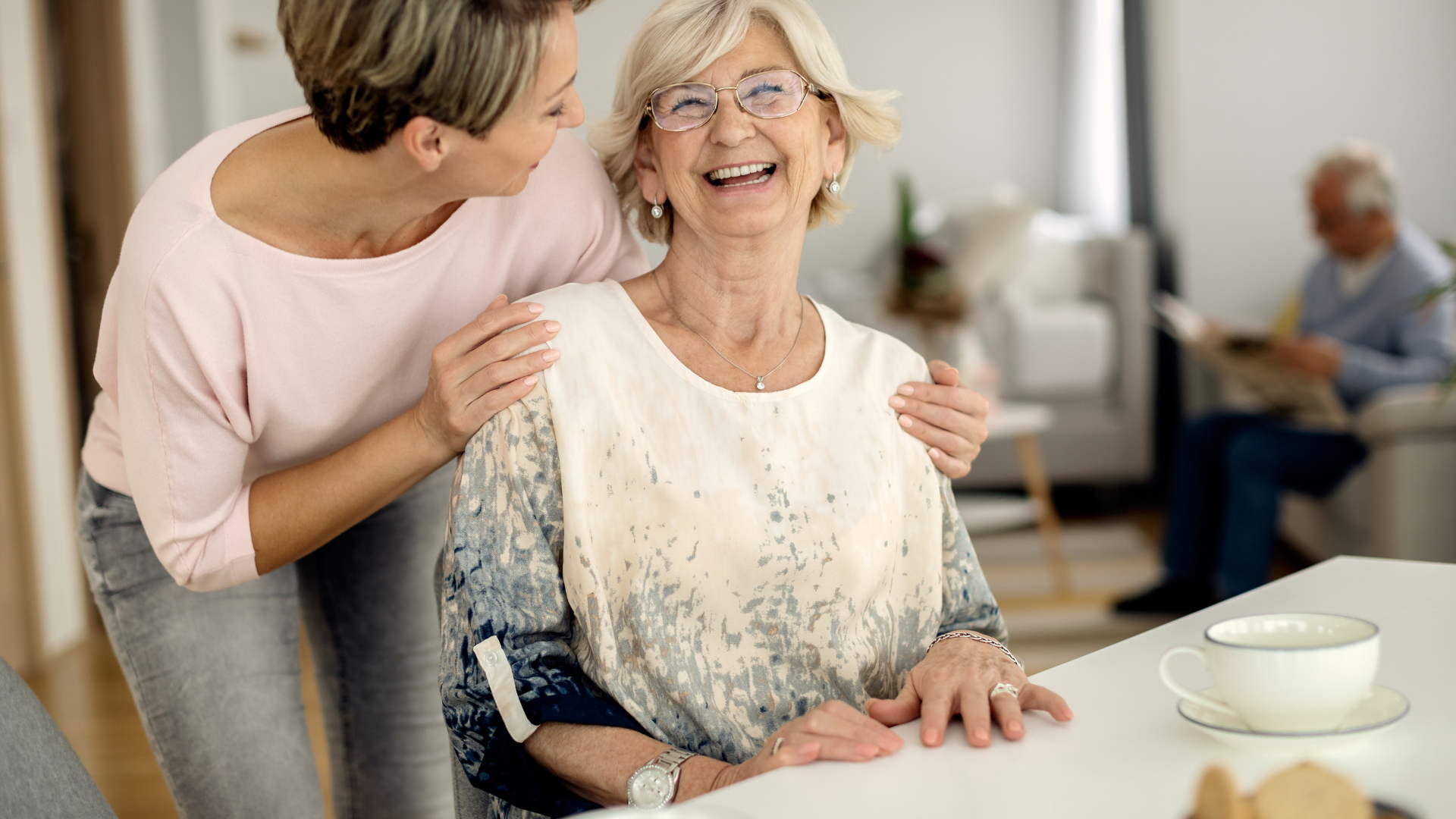 seniorin und betreuerin lächeln beim tee