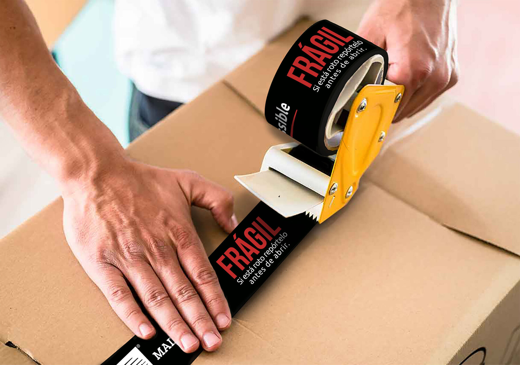 caja frágil sellada con cinta de envío