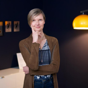 stilvolles business porträt einer frau im lampenlicht