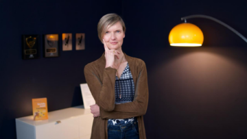 stilvolles business porträt einer frau im lampenlicht