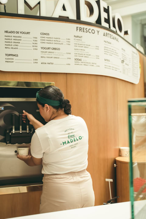 empleado de frozen yogurt madelo con menú y máquina