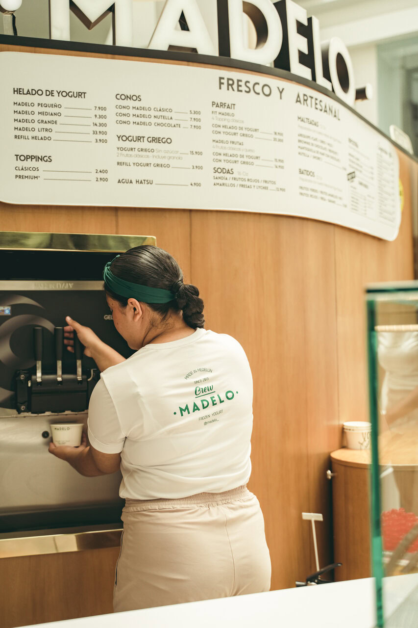empleado de frozen yogurt madelo con menú y máquina
