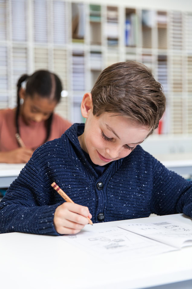 Élève concentré Écrit sa feuille dexercices