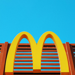 goldene bögen von mcdonalds vor blauem himmel