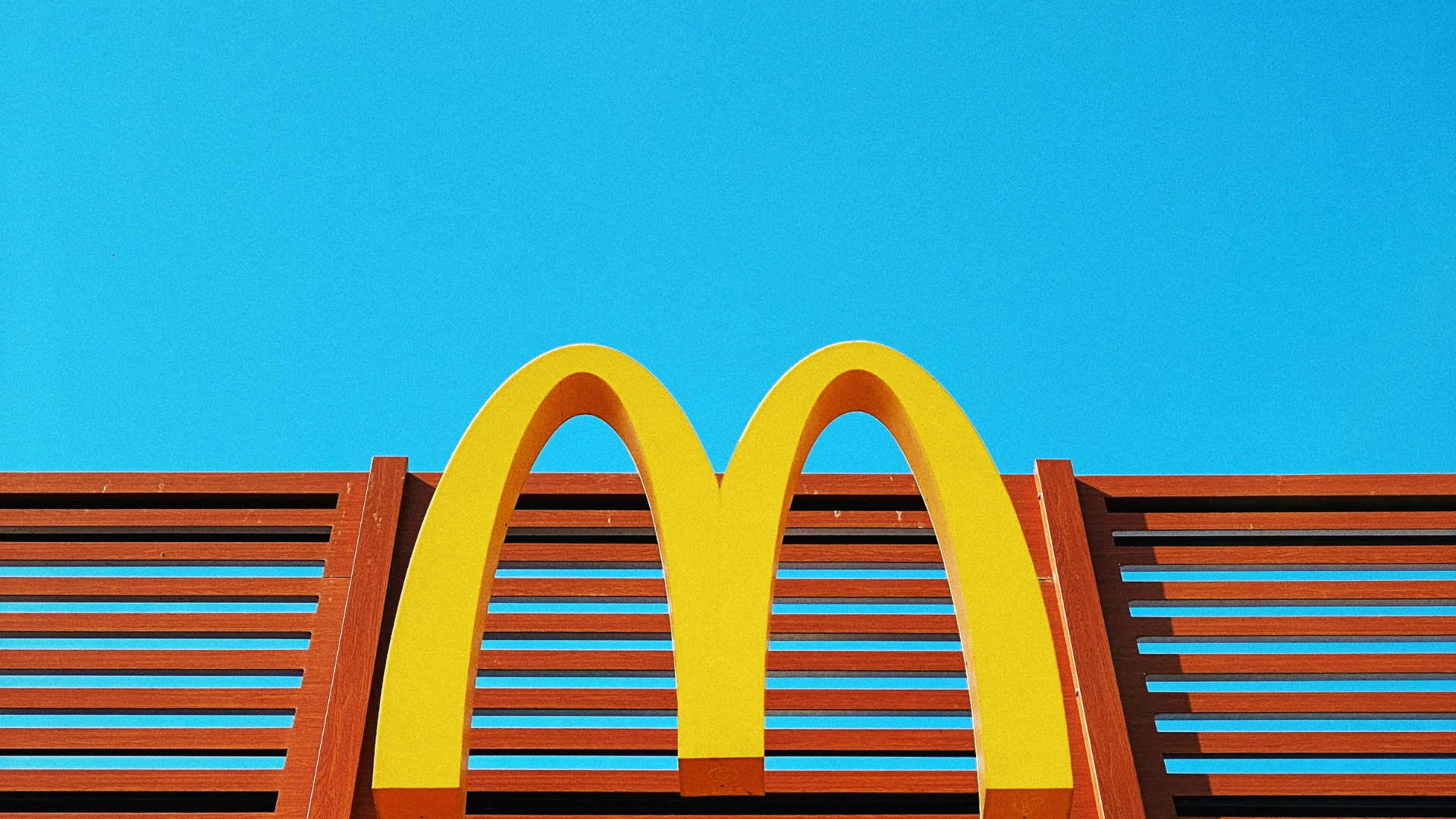 goldene bögen von mcdonalds vor blauem himmel