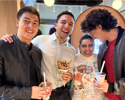 amigos sonrientes en café moderno