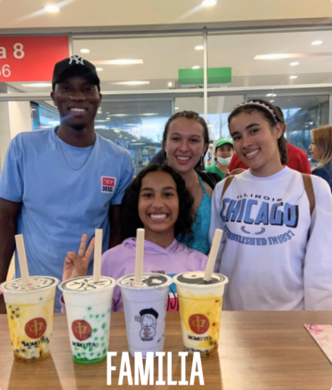 familia sonriente con bubble tea en el centro comercial