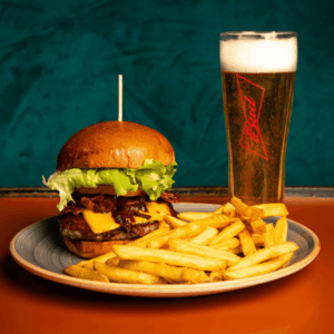 hamburger in brioche con bacon, patatine e birra