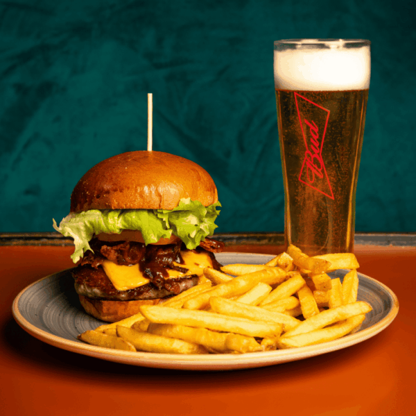 hamburger in brioche con bacon, patatine e birra
