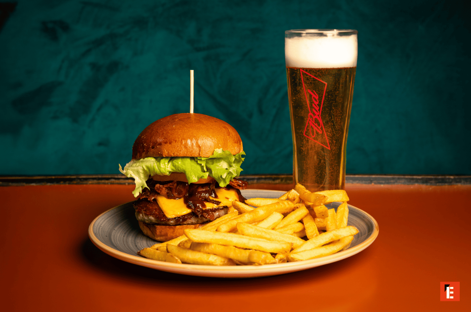 hamburger in brioche con bacon, patatine e birra