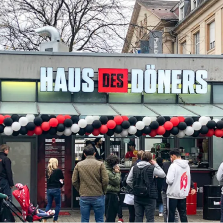haus des döners: döner kiosk mit warteschlange