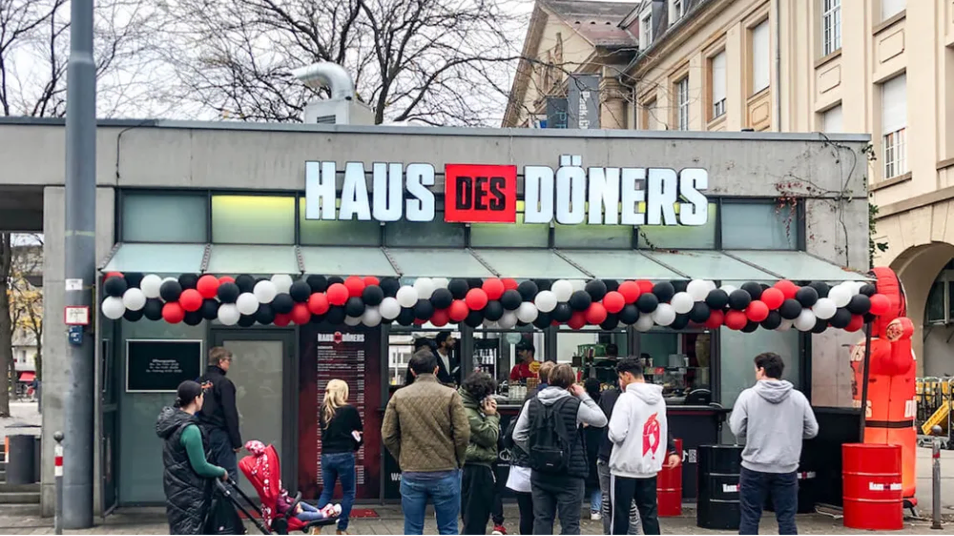 haus des döners: döner kiosk mit warteschlange