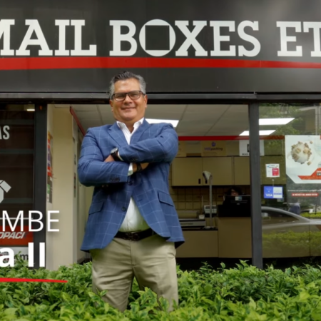 hombre frente a mail boxes etc. en puebla