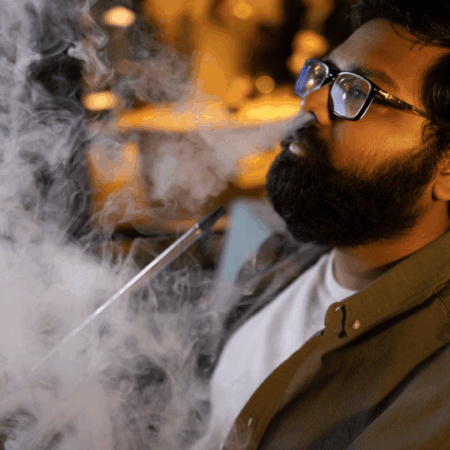 retrato cinemático de hombre exhalando vapor