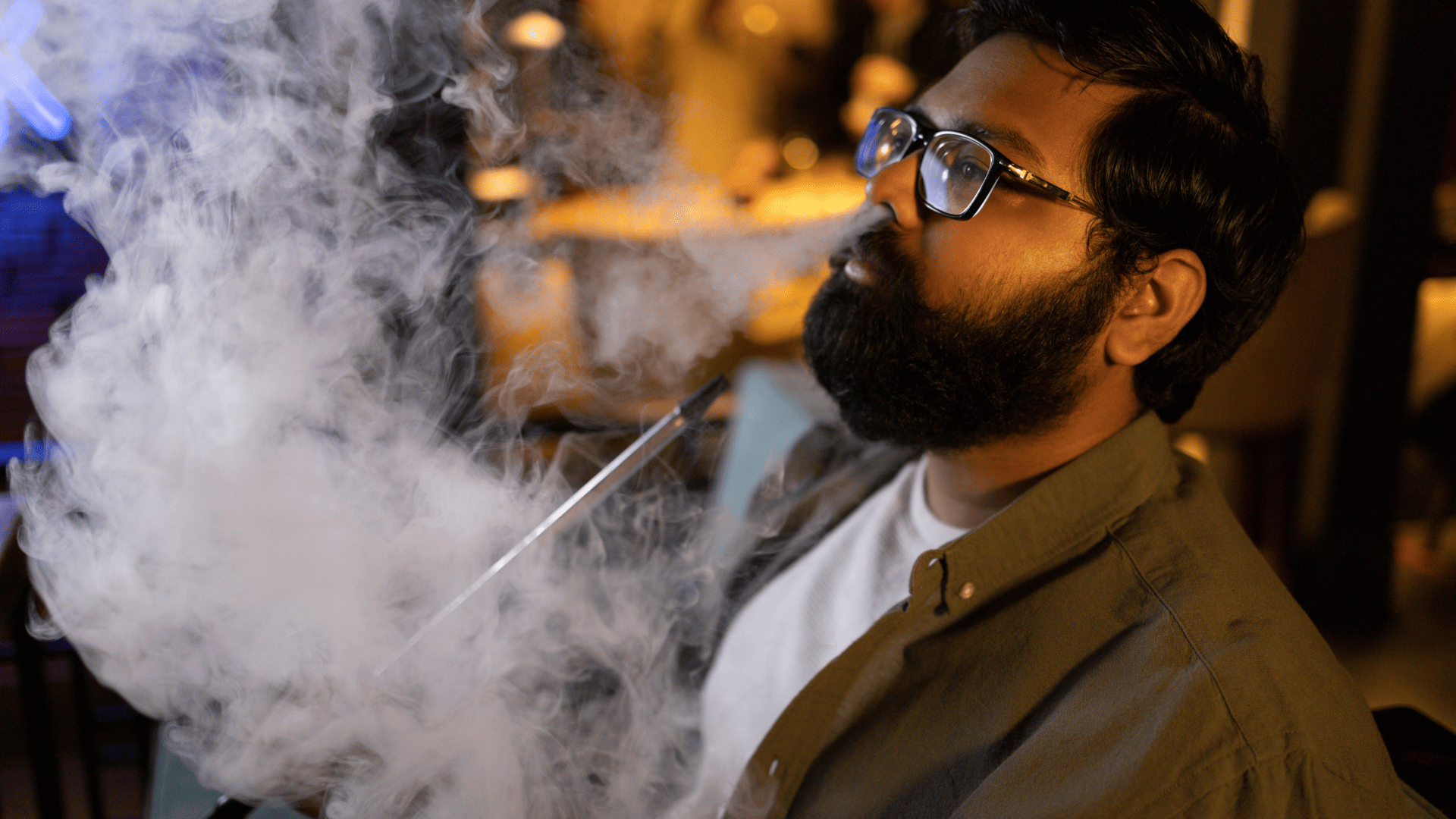 retrato cinemático de hombre exhalando vapor