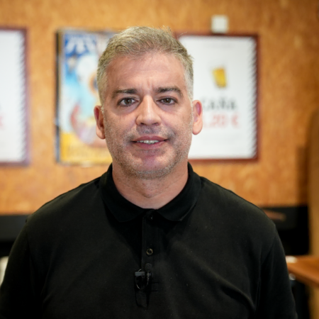 retrato de hombre en cafetería con micrófono