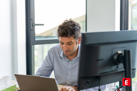 homme concentré travaillant sur laptop au bureau