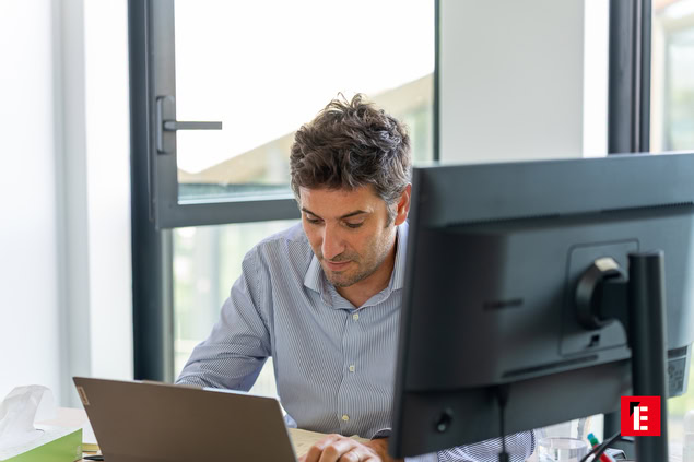 homme concentré travaillant sur laptop au bureau