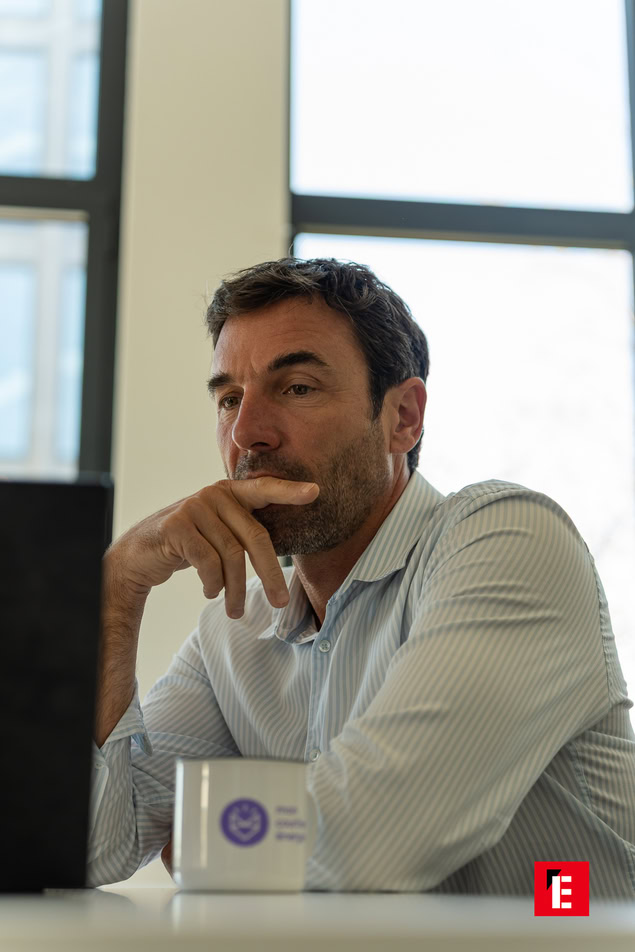 homme pensif au bureau, devant la fenêtre