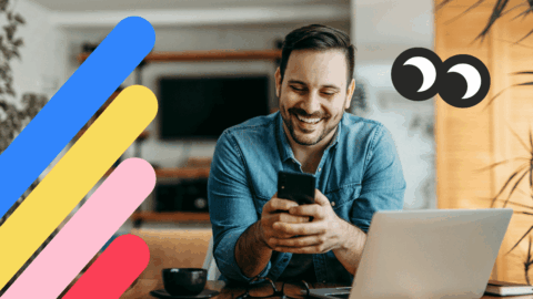 homme souriant au smartphone et ordinateur portable