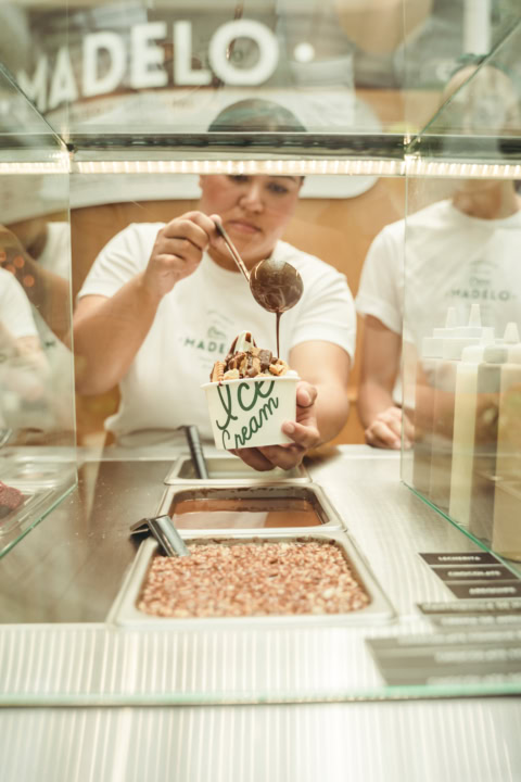 helado artesanal con chocolate en heladería moderna