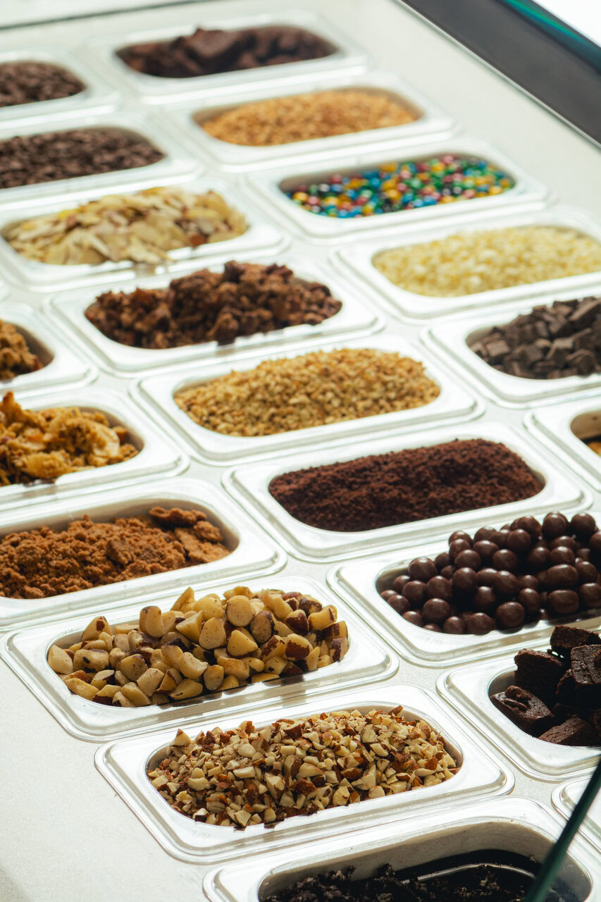 vitrina de toppings para helado y yogur